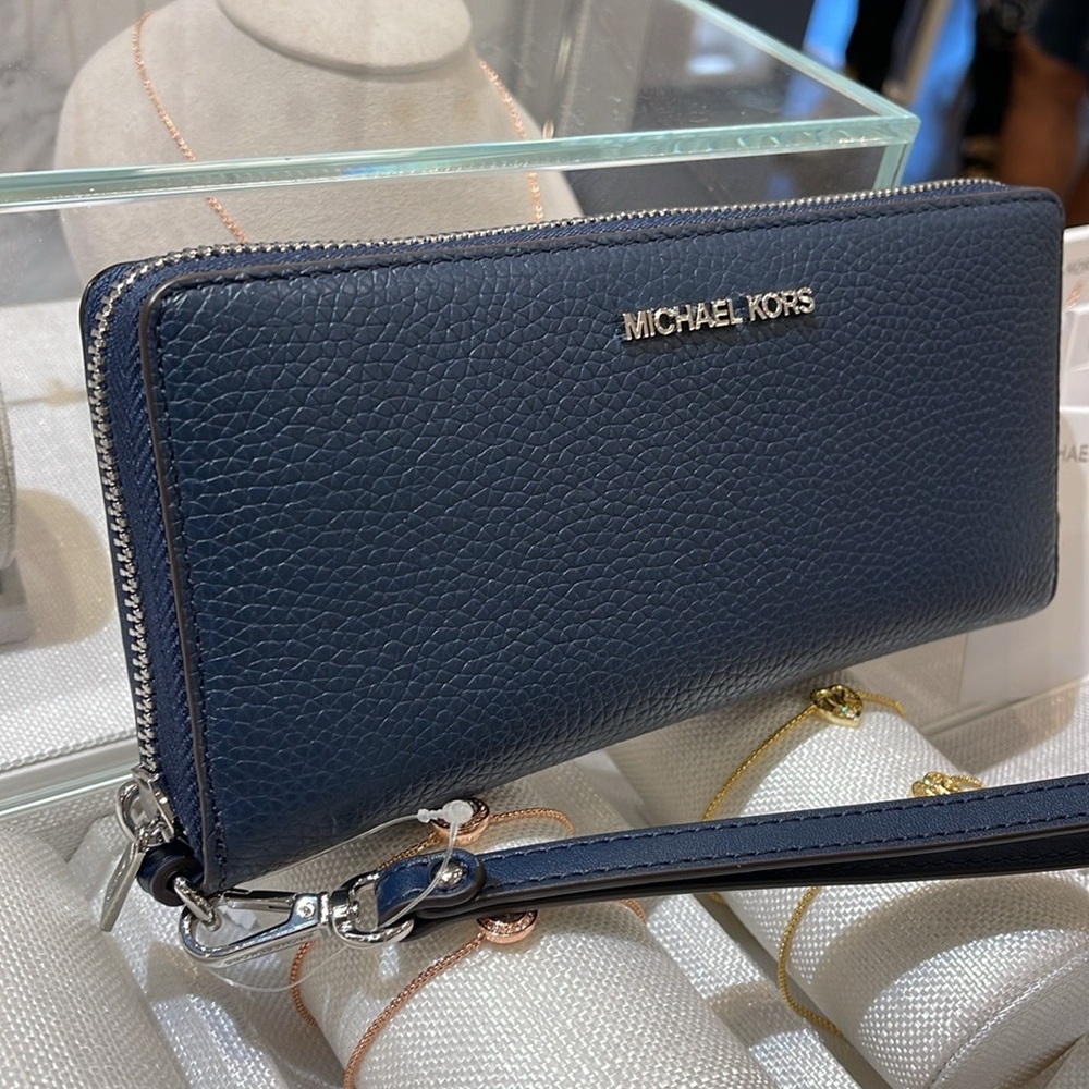 MICHAEL KORS LARGE TRAVEL CONTINENTAL WRISTLET WALLET SMARTPHONE NAVY BLUE
NWT - Picture 15 of 16